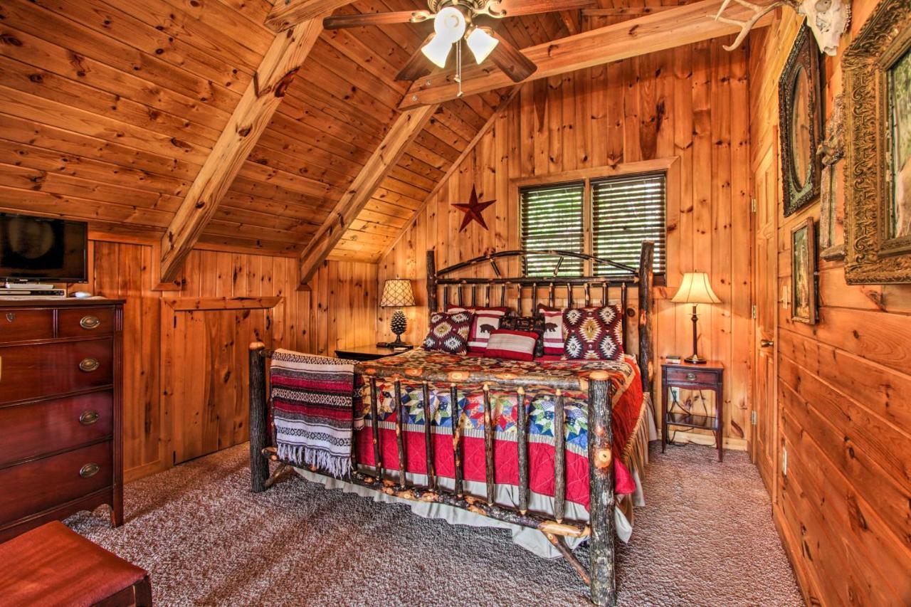 Scenic Solitude With Private Hot Tub! Holiday home Pigeon Forge