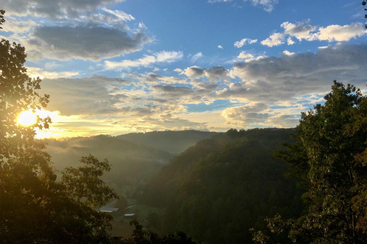 Scenic Solitude With Private Hot Tub! Holiday home Pigeon Forge