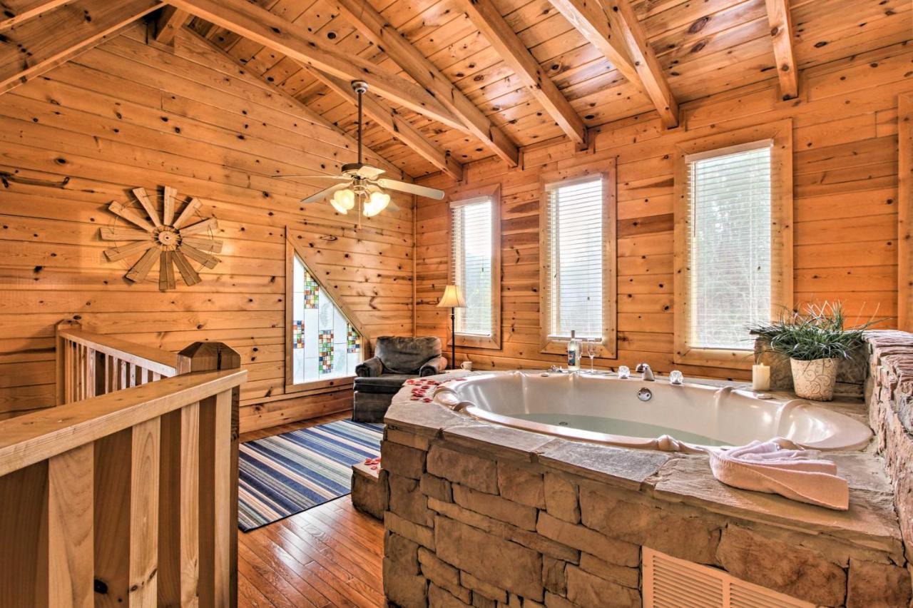 Romantic With Hot Tub In Pigeon Forge! Holiday home *