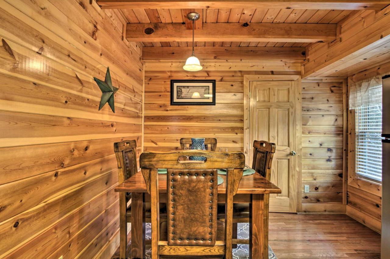 Romantic With Hot Tub In Pigeon Forge! Pigeon Forge