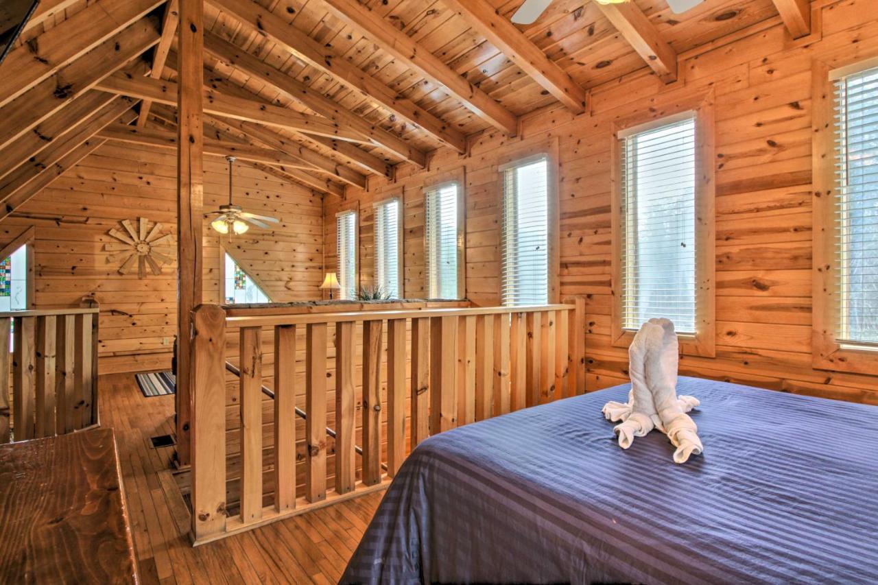 Romantic With Hot Tub In Pigeon Forge! Pigeon Forge