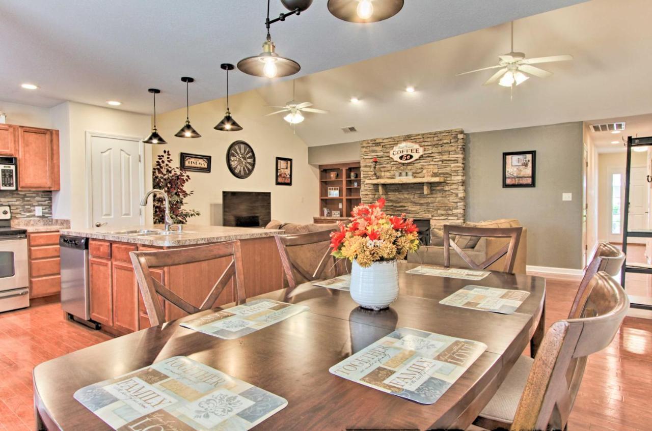 With Community Pool - 2 Miles To The Island! Holiday home Pigeon Forge