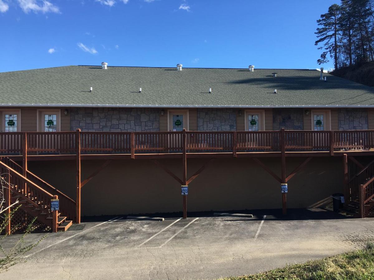 Bear Camp By The Night Hotel Pigeon Forge