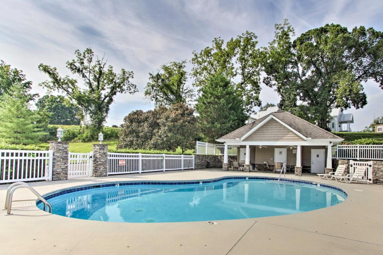 With Community Pool - 2 Miles To The Island! Holiday home
