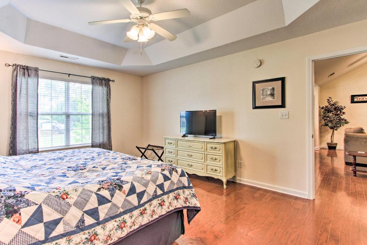 With Community Pool - 2 Miles To The Island!
