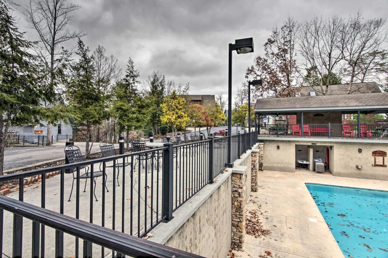 Rustic With Private Hot Tub! Holiday home Pigeon Forge