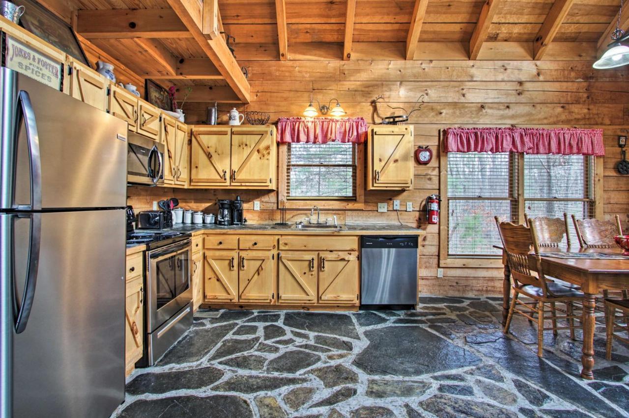 Holiday home Mtn View Getaway With Game Room,deck,grill And Hot Tub!