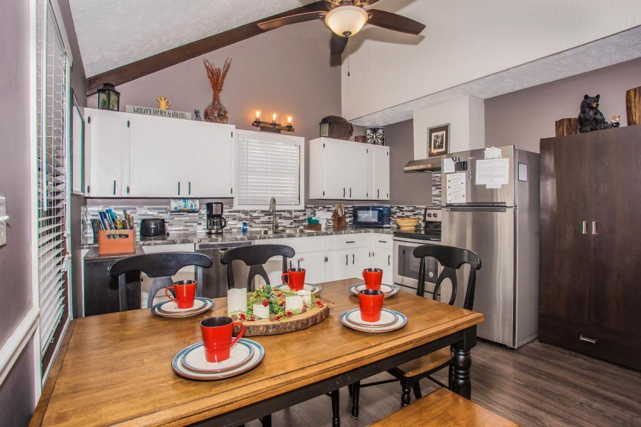 Holiday home Fox's Den, Hot Tub, 1089 Of Free Attraction Tickets For Each Paid Day, Dollywood And Pigeon Forge