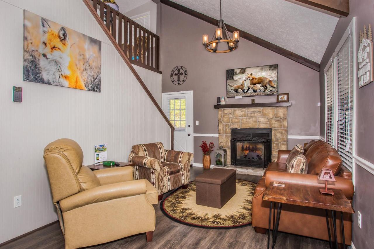 Fox's Den, Hot Tub, 1089 Of Free Attraction Tickets For Each Paid Day, Dollywood And Holiday home *