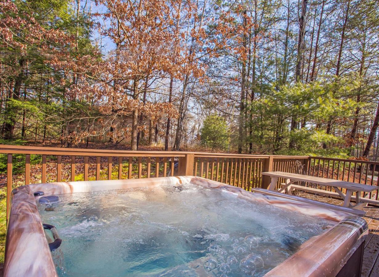 Fox's Den, Hot Tub, 1089 Of Free Attraction Tickets For Each Paid Day, Dollywood And Holiday home Pigeon Forge