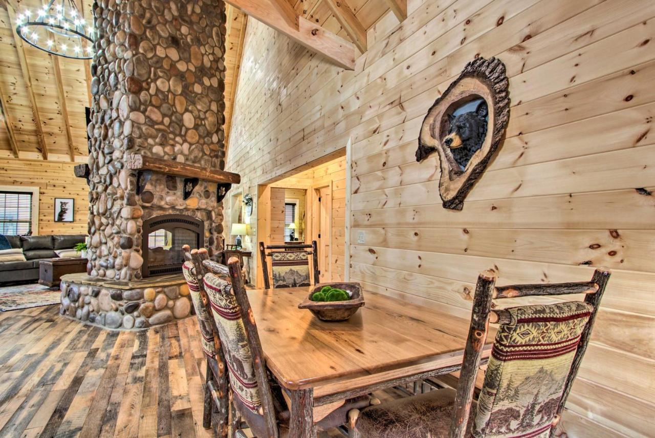 Riverfront With Hot Tub - 3 Miles To Dollywood Holiday home *