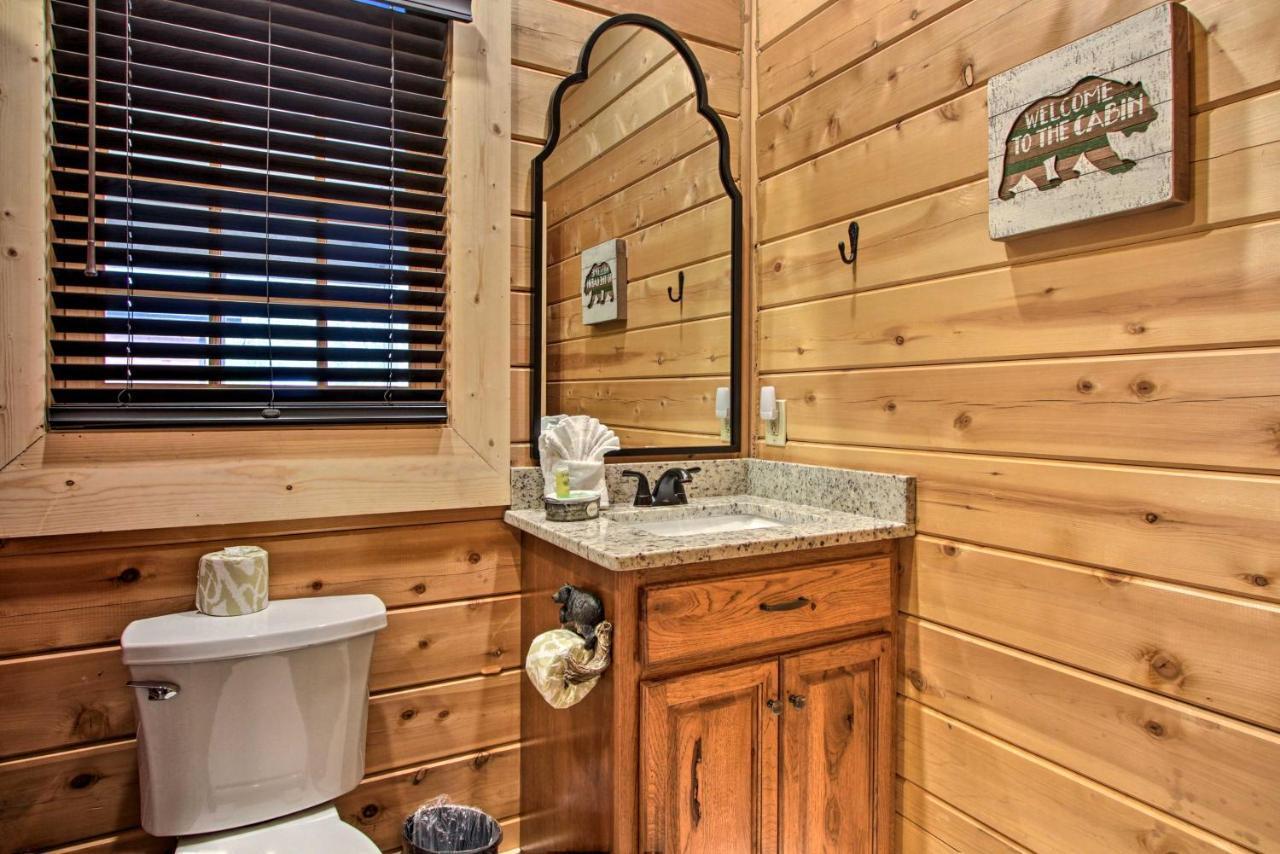 Riverfront With Hot Tub - 3 Miles To Dollywood Holiday home Pigeon Forge