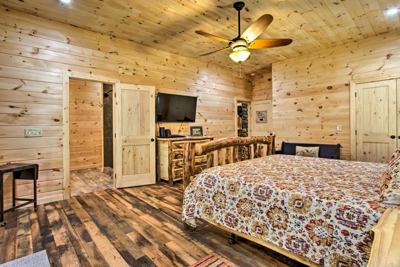 Riverfront With Hot Tub - 3 Miles To Dollywood Holiday home