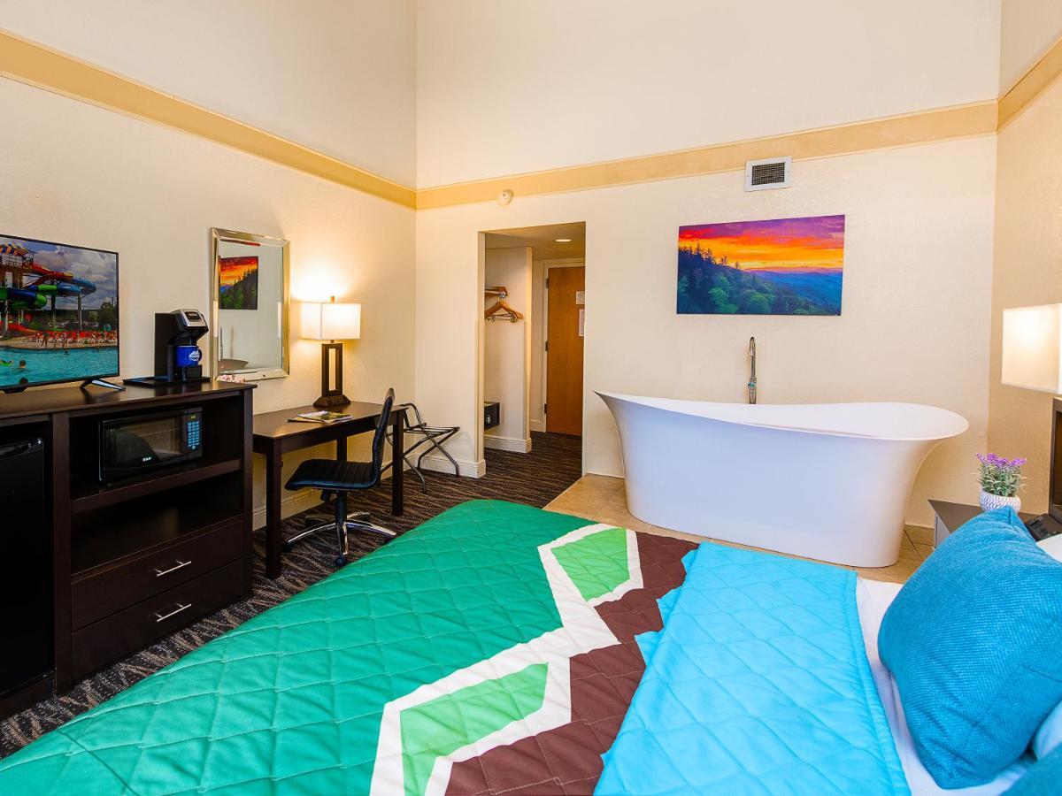 Country Cascades Waterpark Hotel