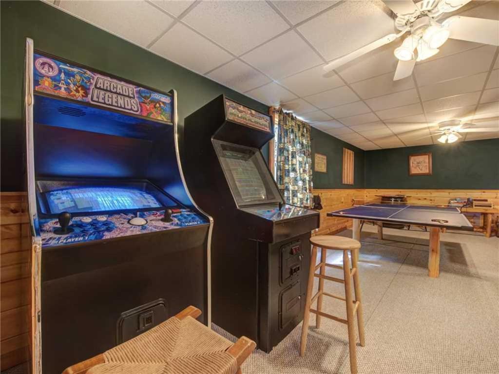 Holiday home Wilderness Theater And Lodge, 3 Bedrooms, Sleeps 10, Game Room, Hot Tub