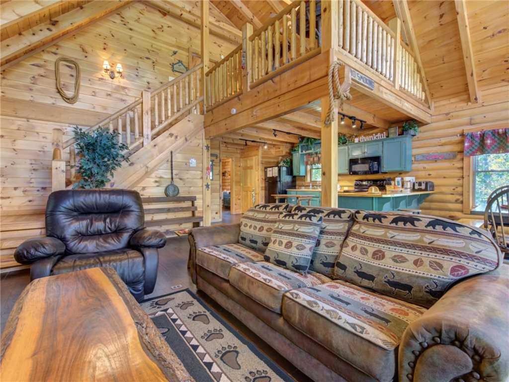 Holiday home Wilderness Theater And Lodge, 3 Bedrooms, Sleeps 10, Game Room, Hot Tub