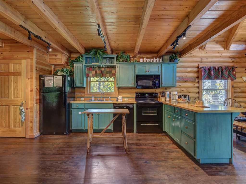 Wilderness Theater And Lodge, 3 Bedrooms, Sleeps 10, Game Room, Hot Tub Holiday home Pigeon Forge
