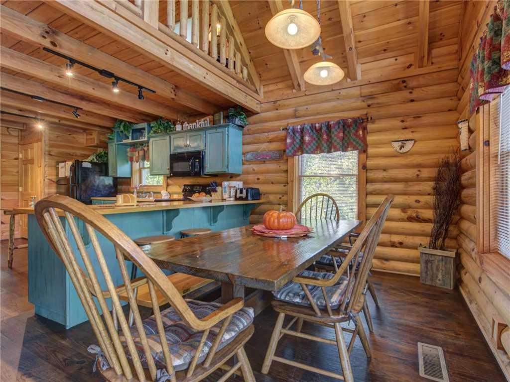 Wilderness Theater And Lodge, 3 Bedrooms, Sleeps 10, Game Room, Hot Tub Holiday home