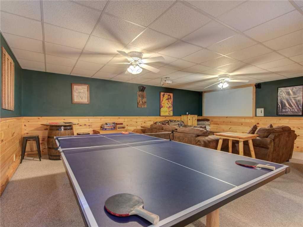 Holiday home Wilderness Theater And Lodge, 3 Bedrooms, Sleeps 10, Game Room, Hot Tub Pigeon Forge
