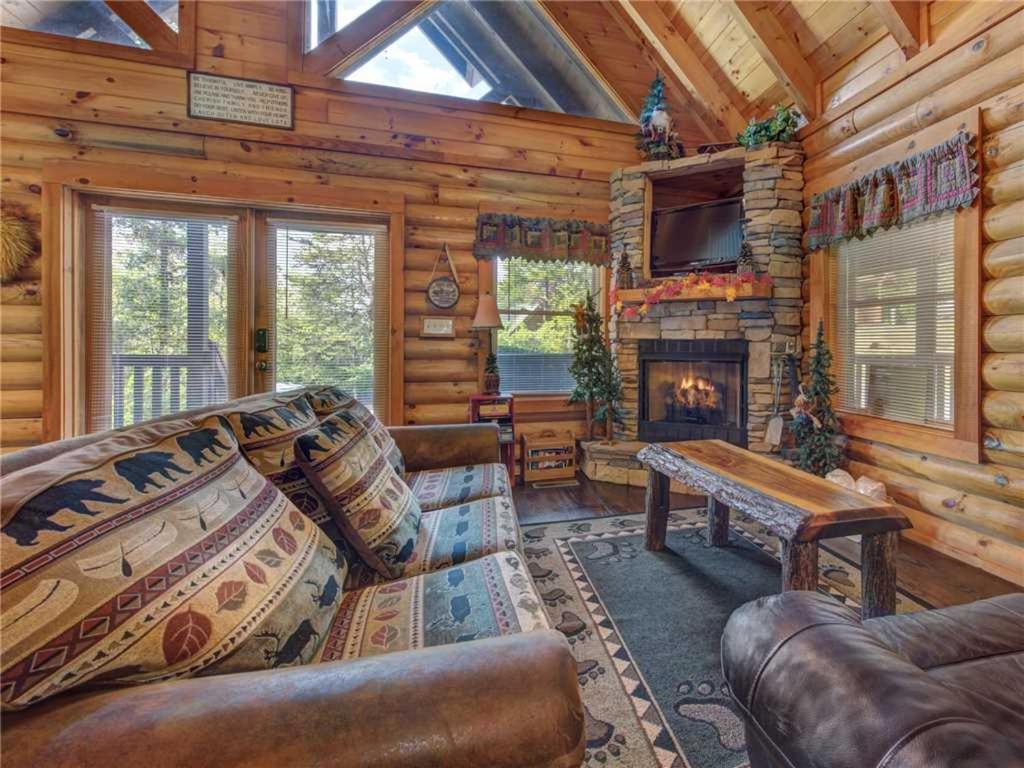 Holiday home Wilderness Theater And Lodge, 3 Bedrooms, Sleeps 10, Game Room, Hot Tub Pigeon Forge