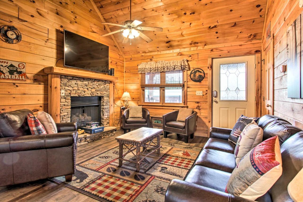 With Hot Tub And Mountain Views! Holiday home Pigeon Forge