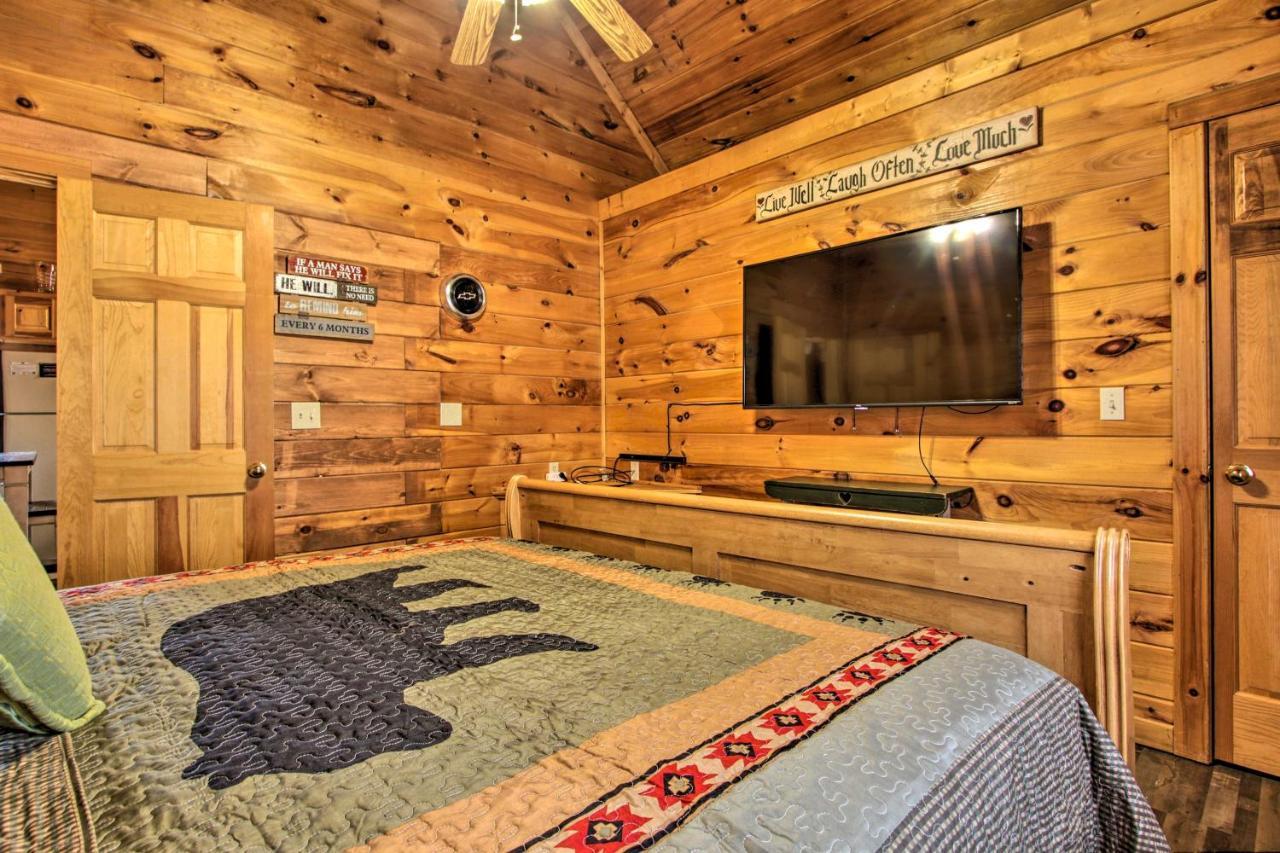 With Hot Tub And Mountain Views!