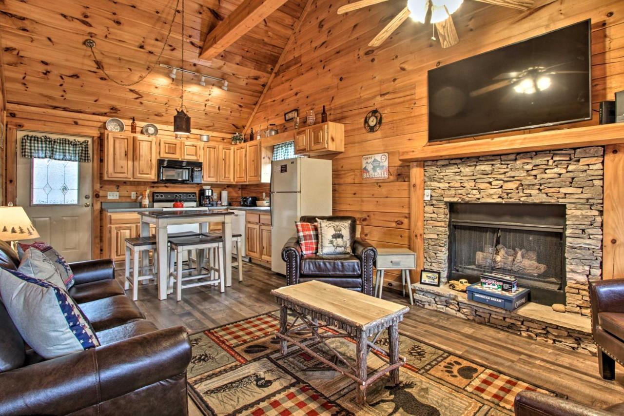 With Hot Tub And Mountain Views!