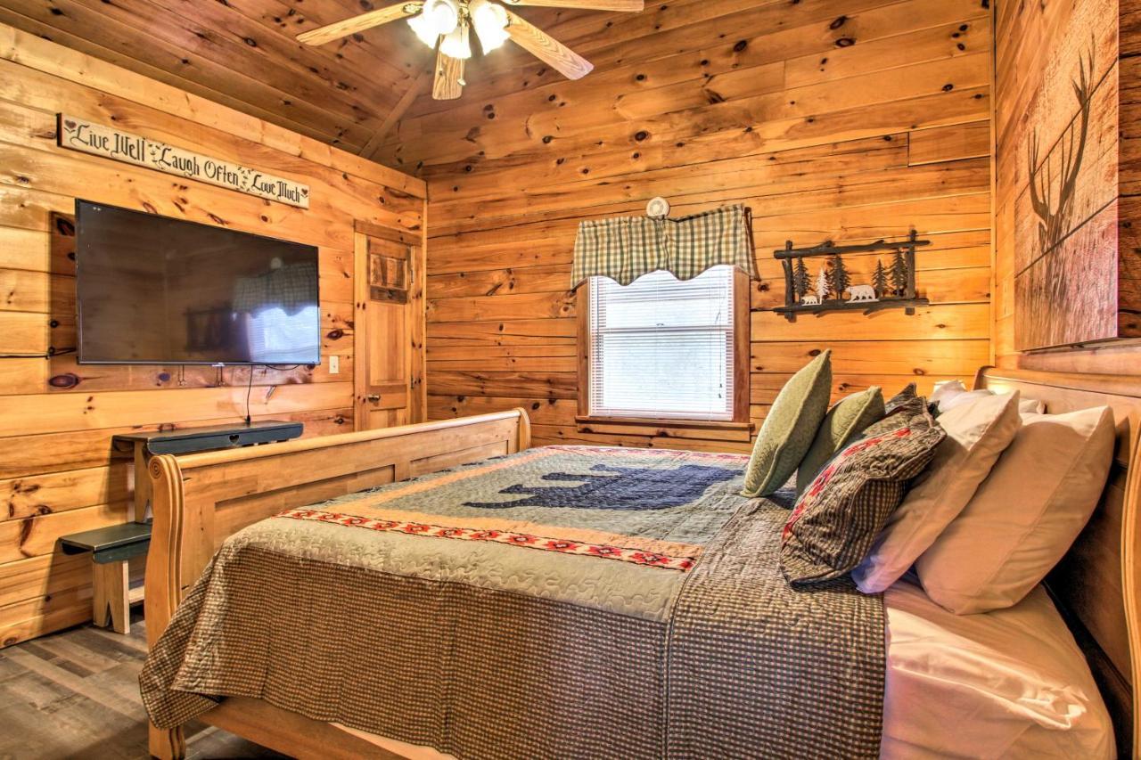 With Hot Tub And Mountain Views! Holiday home Pigeon Forge