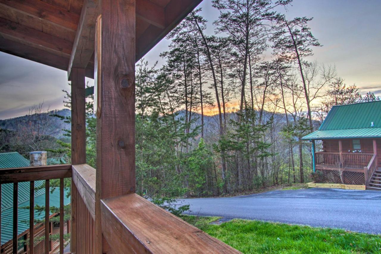 With Hot Tub And Mountain Views! * Pigeon Forge
