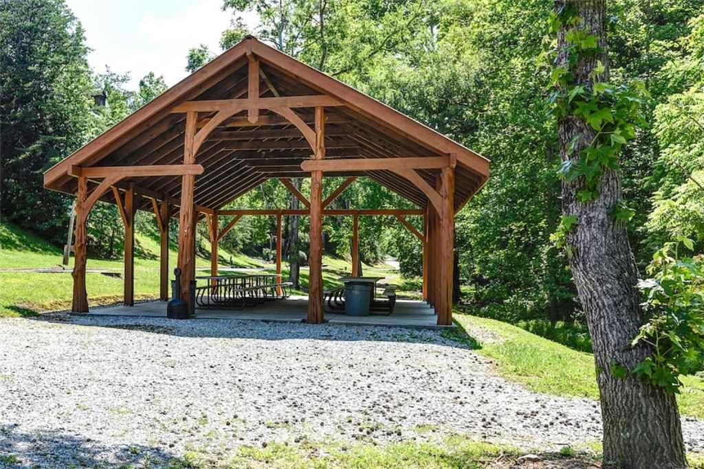 Wilderness Theater And Lodge, 3 Bedrooms, Sleeps 10, Game Room, Hot Tub Holiday home *