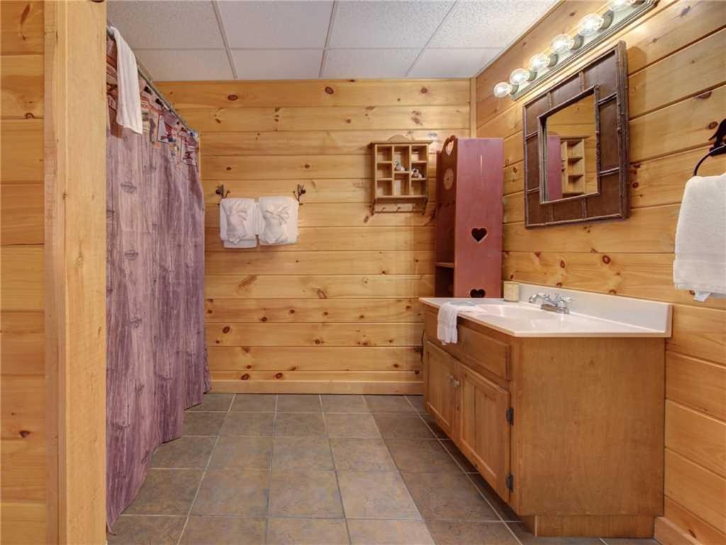 Wilderness Theater And Lodge, 3 Bedrooms, Sleeps 10, Game Room, Hot Tub Holiday home Pigeon Forge