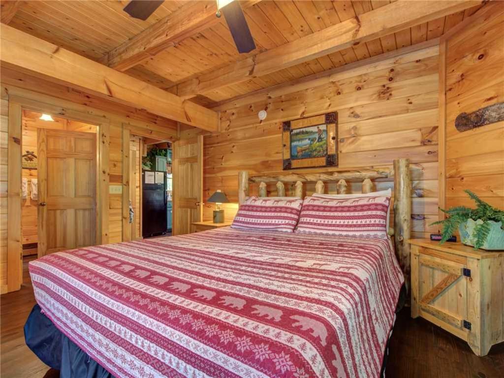 Wilderness Theater And Lodge, 3 Bedrooms, Sleeps 10, Game Room, Hot Tub *
