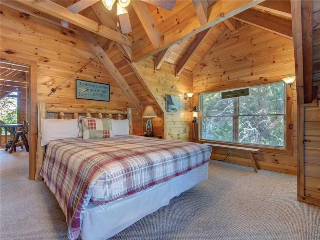 Holiday home Wilderness Theater And Lodge, 3 Bedrooms, Sleeps 10, Game Room, Hot Tub