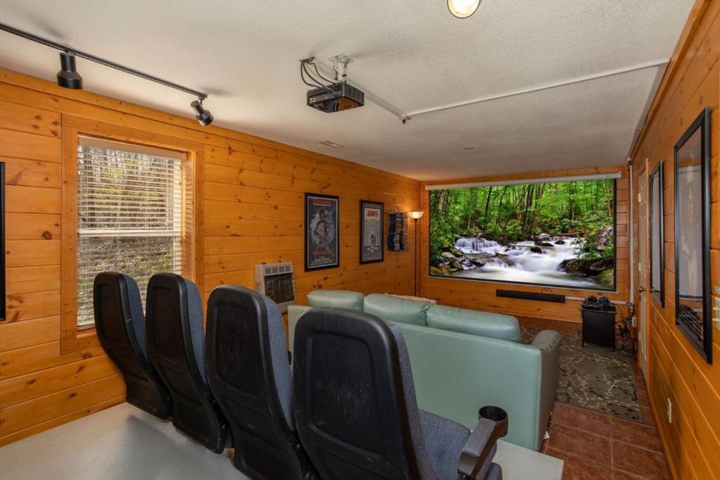 About The View-free Dollywood Ticket, 5 Bedroom 4 Bath Family Retreat W Mountain Views, Privacy Holiday home Pigeon Forge