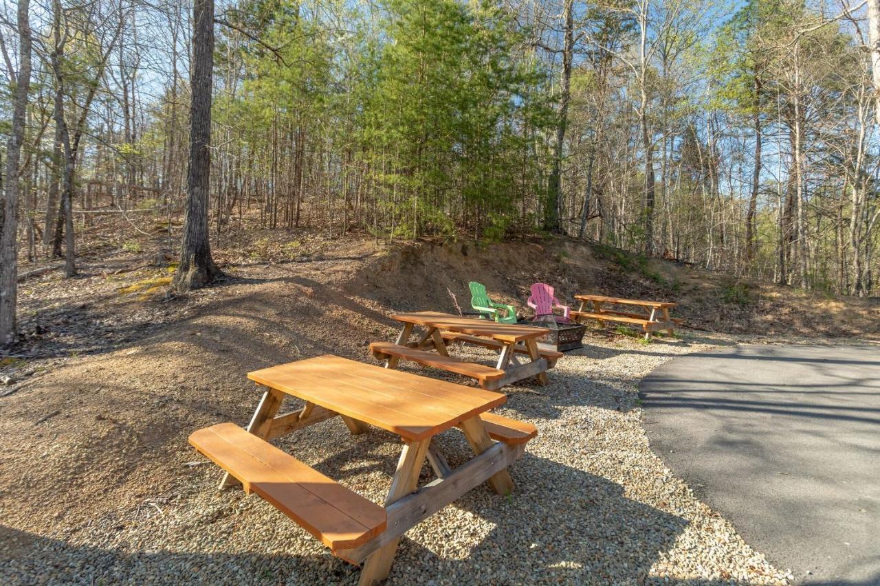 About The View-free Dollywood Ticket, 5 Bedroom 4 Bath Family Retreat W Mountain Views, Privacy Holiday home Pigeon Forge