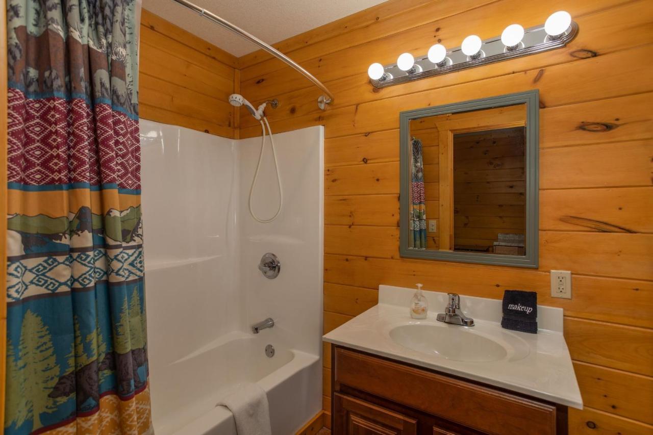 About The View-free Dollywood Ticket, 5 Bedroom 4 Bath Family Retreat W Mountain Views, Privacy Holiday home Pigeon Forge