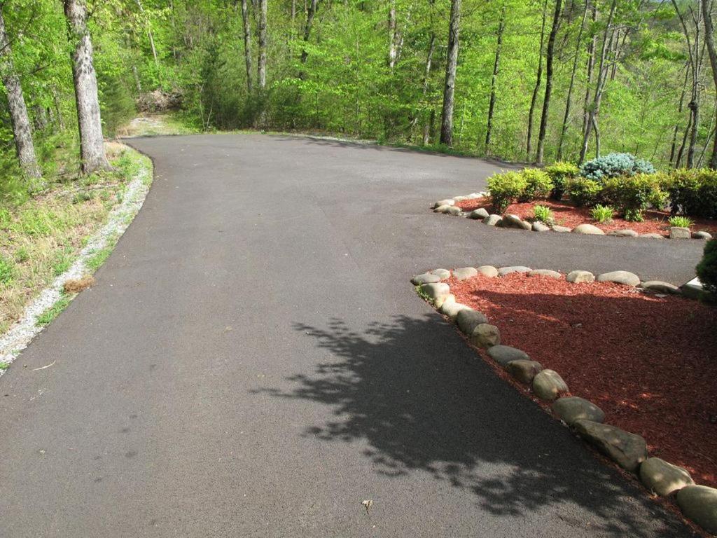 About The View-free Dollywood Ticket, 5 Bedroom 4 Bath Family Retreat W Mountain Views, Privacy Holiday home Pigeon Forge