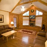 Er79 - Robyn\'S Nest - Great Location, Close To All The Action! Cabin
