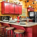 Charming Cabin W/ Hot Tub, Game Room, Top Location
