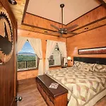 Skyview Mansion:13Bdrm, 17Bath, Sleeps 70, Indoor Pool, Amazing Views
