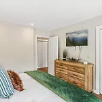 Pigeon Delight Is A 2 Bedroom Cabin - 6 Miles From Dollywood! Hot Tub, Fire Pit, Arcade, Pool Table!