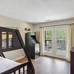 Pigeon Delight Is A 2 Bedroom Cabin - 6 Miles From Dollywood! Hot Tub, Fire Pit, Arcade, Pool Table!