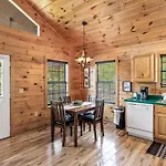 Pigeon Delight Is A 2 Bedroom Cabin - 6 Miles From Dollywood! Hot Tub, Fire Pit, Arcade, Pool Table!