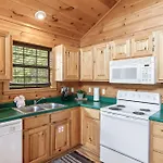 Pigeon Delight Is A 2 Bedroom Cabin - 6 Miles From Dollywood! Hot Tub, Fire Pit, Arcade, Pool Table!