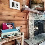 Mountain Views,King Beds, Pet Friendly, Private Retreat