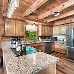 Mountain Views,King Beds, Pet Friendly, Private Retreat
