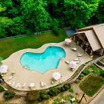 Alpine Resort Near Dollywood, Hot Tub, Game Room, Outdoor Pool, Fast Wifi