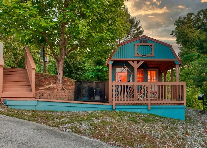 Pigeon Forge Tiny Home Hike, Sip And Explore!