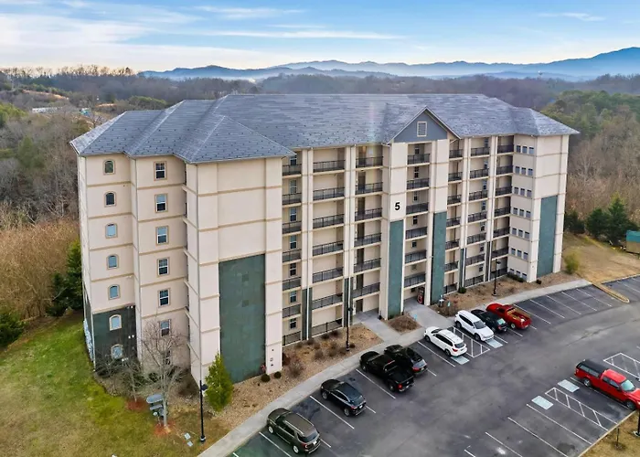 Luxury Condo, Sleeps 6, 3.2 Miles To Dollywood