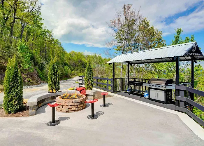 Skyview Mansion:13Bdrm, 17Bath, Sleeps 70, Indoor Pool, Amazing Views
